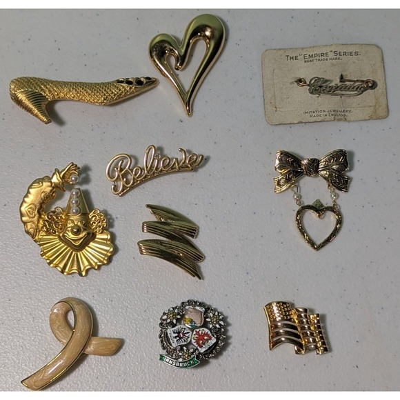 The Unbranded Brand Jewelry - Brooches lot of 10 Different Brooches Vintage